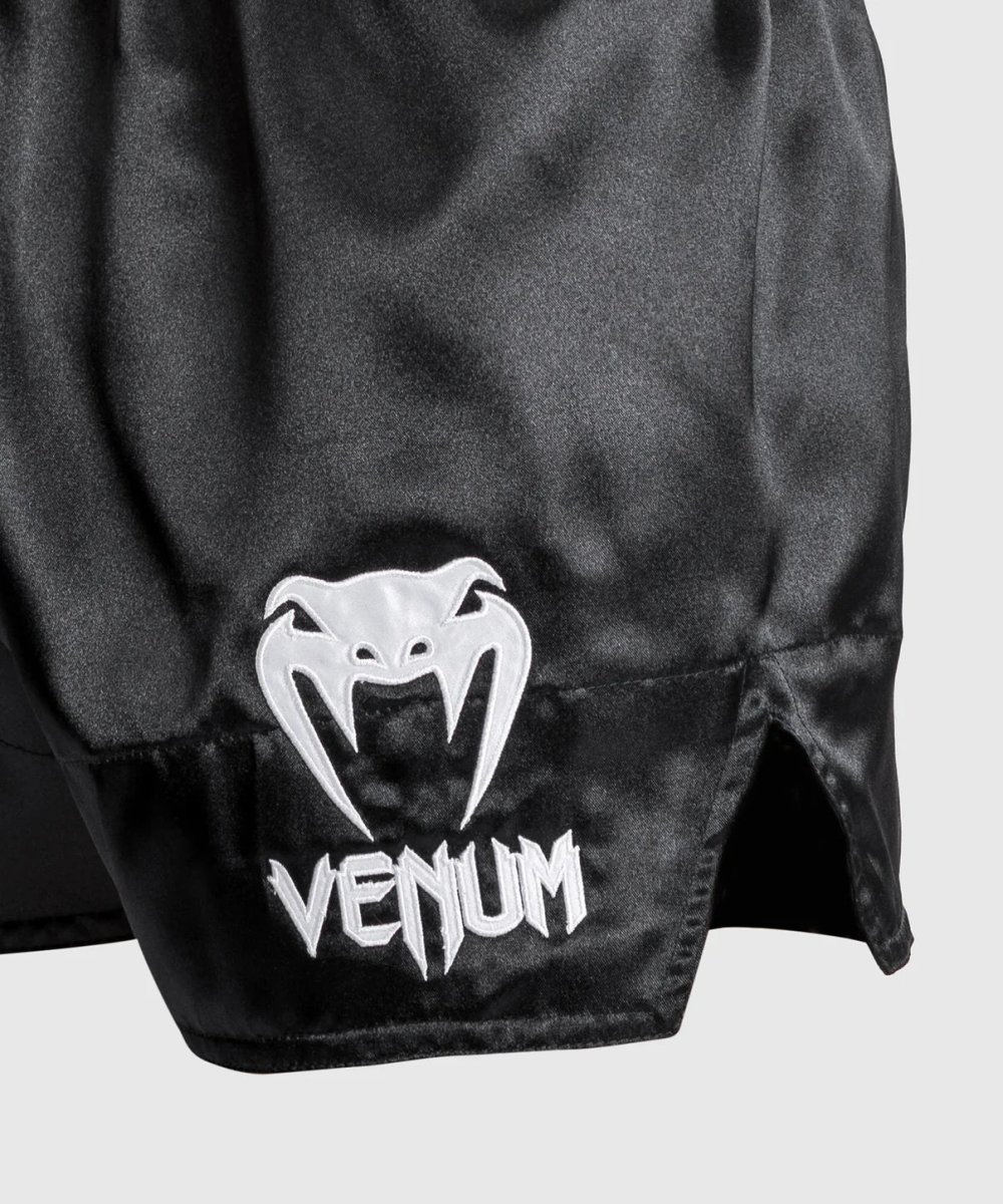 SHORT DE MUAY THAI VENUM CLASSIC - BLANC/NOIR/BLANC – Image 6