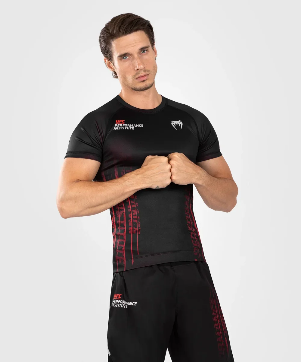 RASHGUARD VENUM UFC VENUM PERFORMANCE INSTITUTE 2.0 MANCHES COURTES - NOIR/ROUGE – Image 2